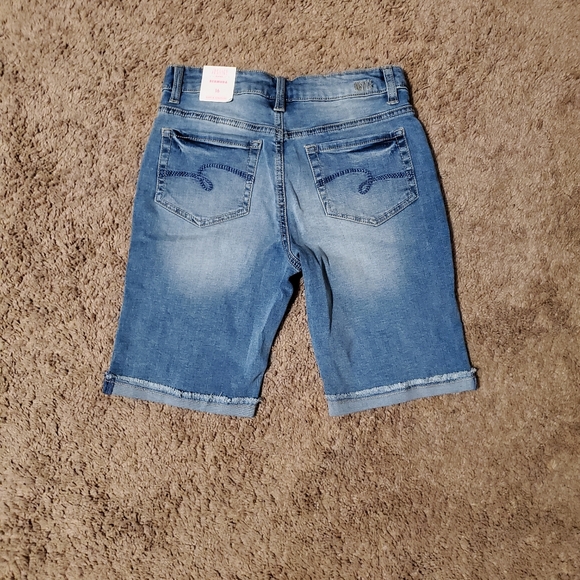 JUSTICE BERMUDA JEAN SHORTS. GIRLS SIZE 16 NWT - Picture 2 of 2